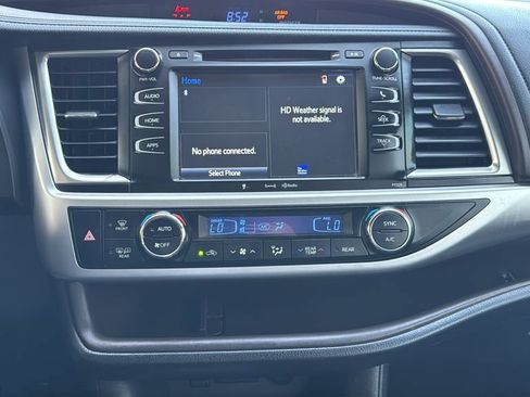 Used 2018 Toyota Highlander Plus w/ Carpet Mat Package (TMS) FWD image 11