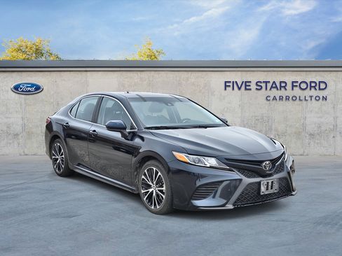 Used 2020 Toyota Camry SE image 1