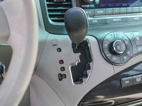 Used 2012 Toyota Sienna LE w/ Towing Pkg FWD image 18
