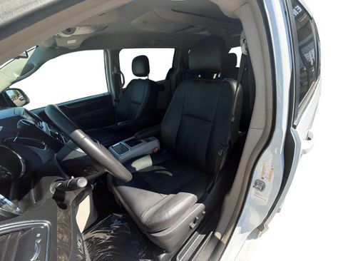 Used 2015 Chrysler Town & Country Touring FWD image 14