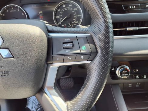 Used 2025 Mitsubishi Outlander AWD image 23