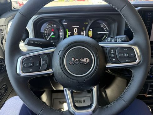 Used 2025 Jeep Wrangler Sahara AWD/4WD image 23
