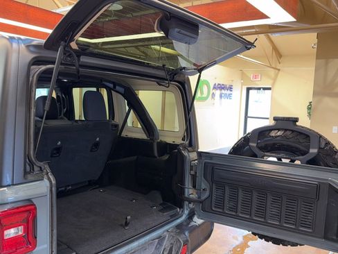 Used 2025 Jeep Wrangler Unlimited Rubicon image 10