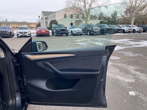 Used 2022 Tesla Model Y Long Range image 32