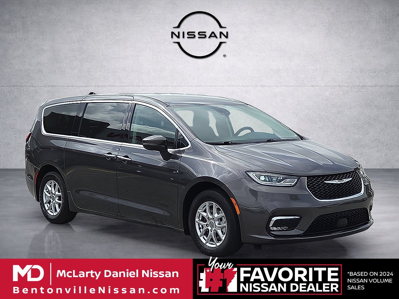 Used 2023 Chrysler Pacifica Touring-L FWD image 1