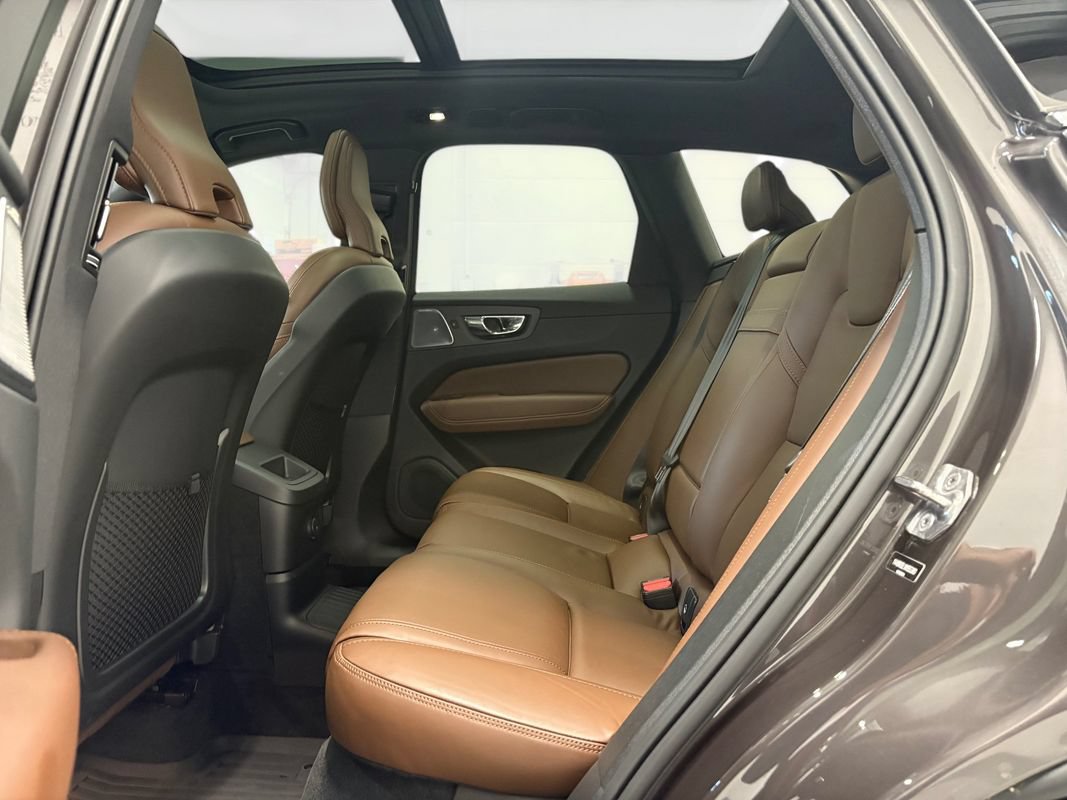 Used 2022 Volvo XC60 T8 Inscription w/ Advanced Package AWD/4WD image 11
