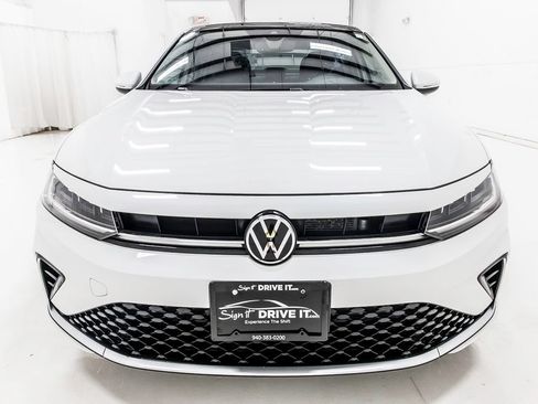 Used 2025 Volkswagen Jetta SEL FWD image 11