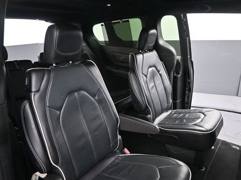 Used 2025 Chrysler Pacifica Limited image 20