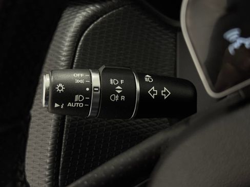 Used 2018 Land Rover Range Rover Velar R-Dynamic SE image 21