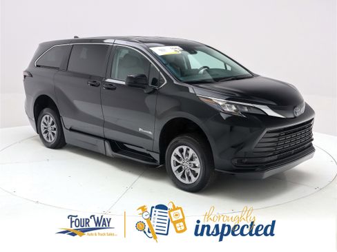 Used 2024 Toyota Sienna LE image 3