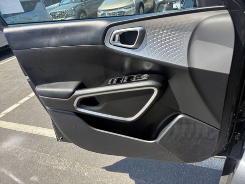 Used 2025 Kia Soul LX w/ LX Technology Package FWD image 18