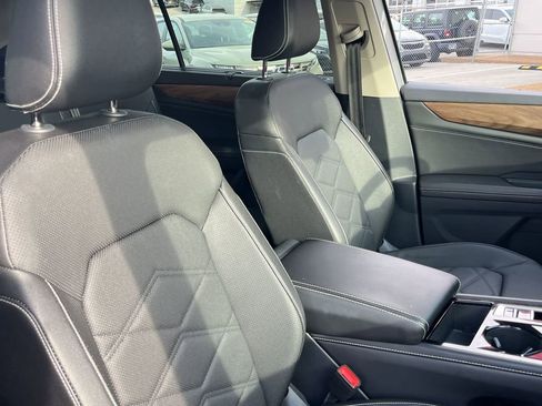 Used 2025 Volkswagen Atlas SE AWD/4WD image 31