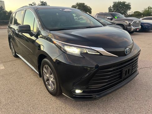 Used 2025 Toyota Sienna XLE FWD image 3