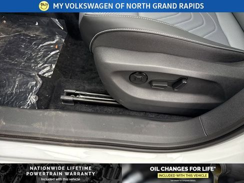 New 2025 Volkswagen Tiguan SE image 18