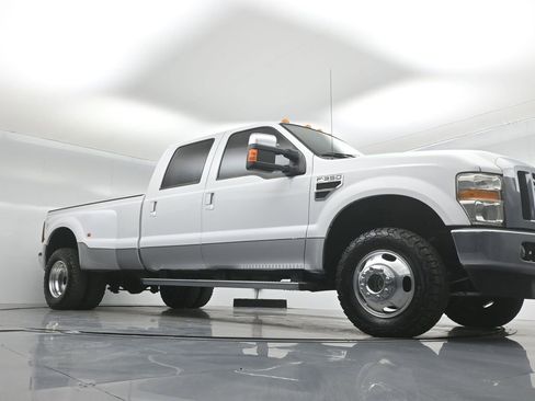 Used 2010 Ford F350 Lariat image 3