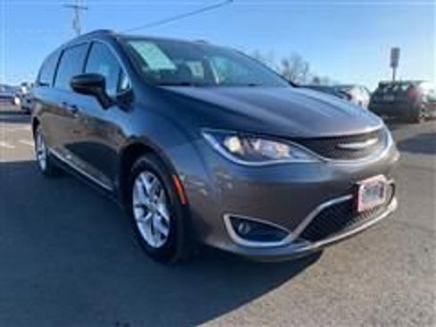 Used 2017 Chrysler Pacifica Touring-L w/ Tire & Wheel Group image 2