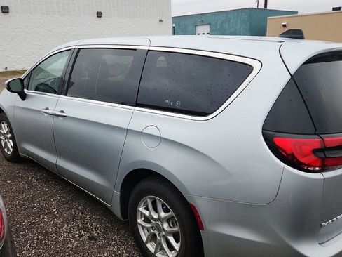 Used 2023 Chrysler Pacifica Touring-L image 5