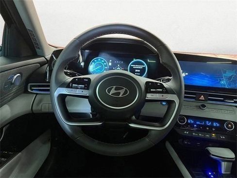 Certified 2025 Hyundai Elantra Limited image 13