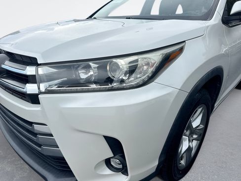 Used 2019 Toyota Highlander Limited FWD image 10