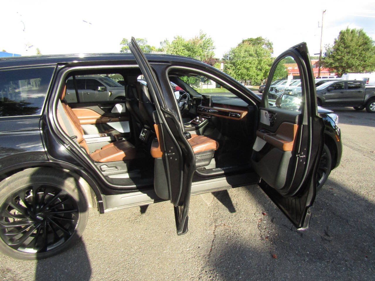Used 2023 Lincoln Aviator Reserve w/ Equipment Group 201A AWD/4WD image 29