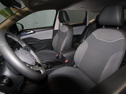 Used 2024 Volkswagen Taos SE image 4