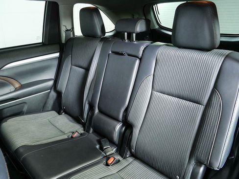 Used 2015 Toyota Highlander Plus FWD image 16