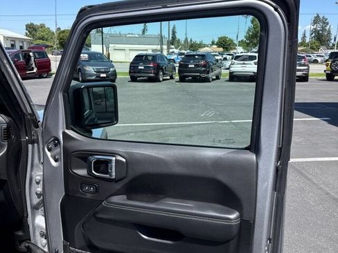 Used 2021 Jeep Wrangler Unlimited Sahara w/ Uconnect 4C Nav & Sound Group AWD/4WD image 16