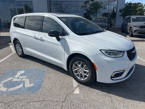 New 2026 Chrysler Pacifica Select image 40