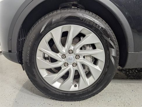 Used 2025 Land Rover Discovery S image 9