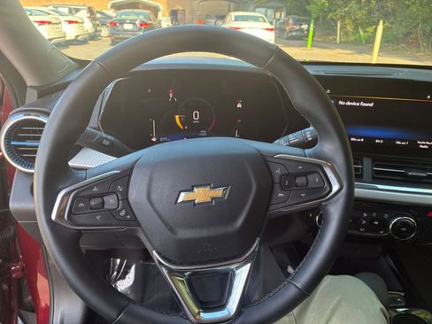 Used 2025 Chevrolet Trax LT w/ LT Convenience Package image 27