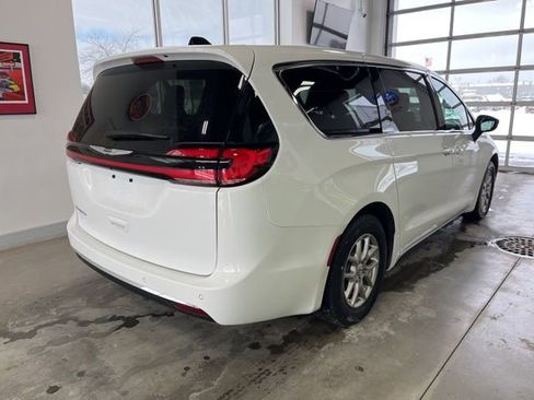 Certified 2025 Chrysler Pacifica Select image 4
