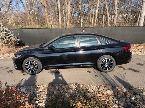 New 2025 Volkswagen Jetta SE image 2