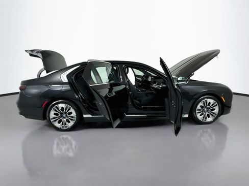 Used 2023 BMW i7 xDrive60 AWD/4WD image 29