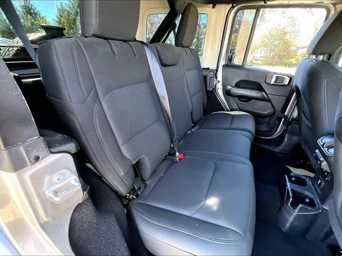 Used 2018 Jeep Wrangler Unlimited Sahara image 19