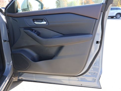 Used 2023 Nissan Rogue SL w/ SL Premium Package image 9