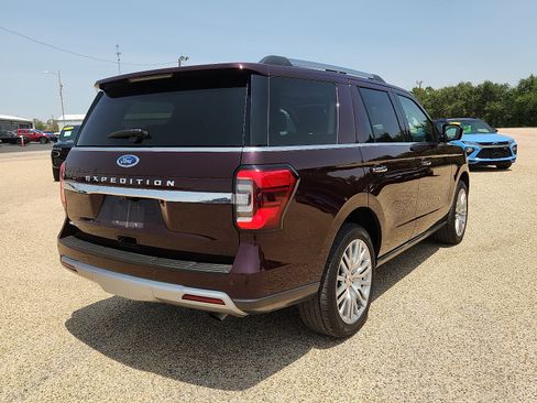 Used 2024 Ford Expedition Limited AWD/4WD image 4