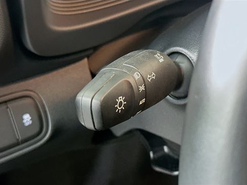 Used 2025 Hyundai Venue SEL image 17