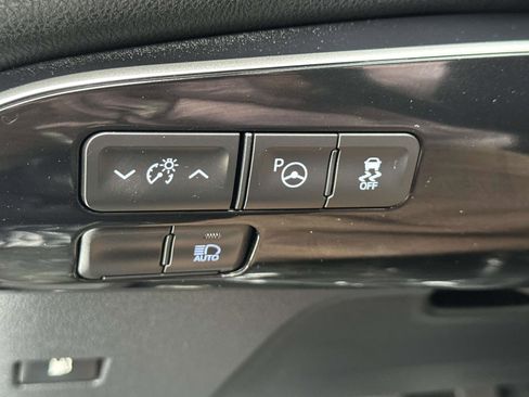Used 2022 Toyota Prius LE image 18