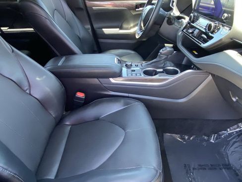 Used 2024 Toyota Highlander Limited AWD/4WD image 16