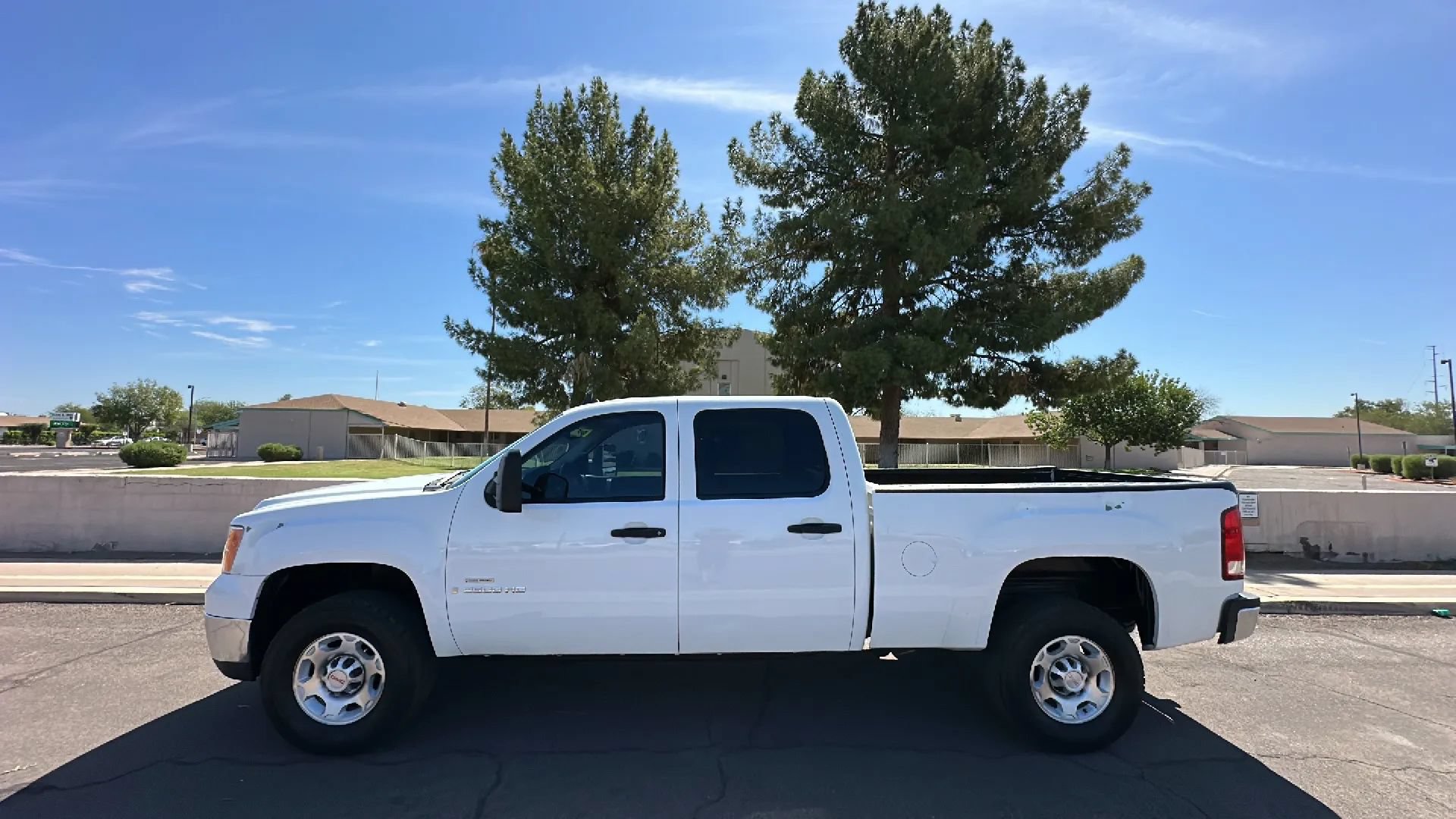 Used 2008 GMC Sierra 2500 SLE w/ Z71 Off-Road Package AWD/4WD image 1
