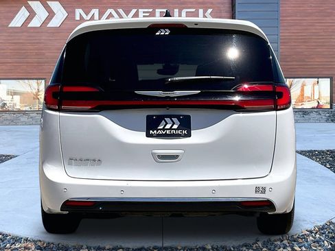 Used 2024 Chrysler Pacifica Touring-L FWD image 6