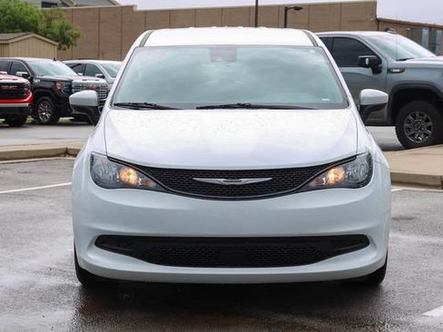 Used 2023 Chrysler Voyager LX FWD image 2