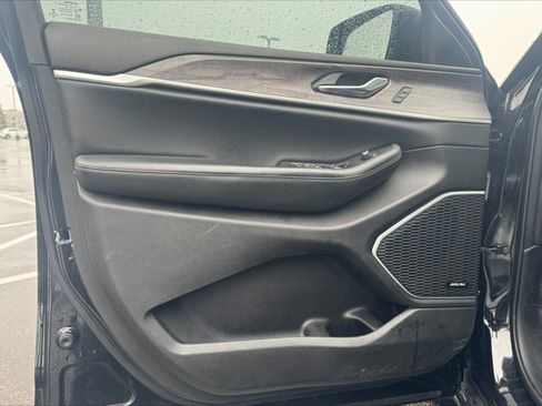 Used 2023 Jeep Grand Cherokee Limited w/ Black Appearance Package image 9