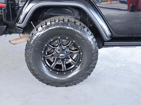 Used 2019 Jeep Wrangler Unlimited Sahara AWD/4WD image 5