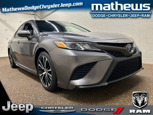 Used 2020 Toyota Camry SE FWD image 1