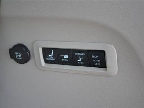 Used 2017 Chrysler Pacifica Limited w/ UConnect Theater Package FWD image 27