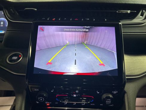 Used 2024 Jeep Grand Cherokee Limited image 18