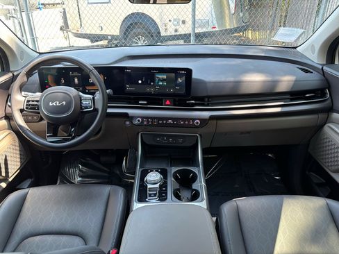 Used 2025 Kia Carnival EX FWD image 19
