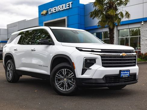 Used 2025 Chevrolet Traverse LT w/ Driver Confidence Package AWD/4WD image 1