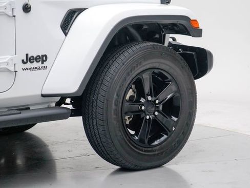 Used 2019 Jeep Wrangler Unlimited Sahara AWD/4WD image 7